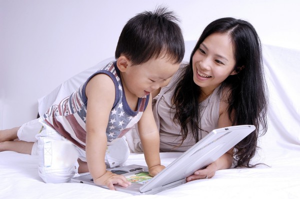#家长玩手机将孩子落车上#   家长应该如何有效的陪伴孩子
