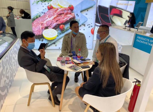 对华出口4年增4.7倍，哈萨克斯坦食品企业进博会上抱团寻合作