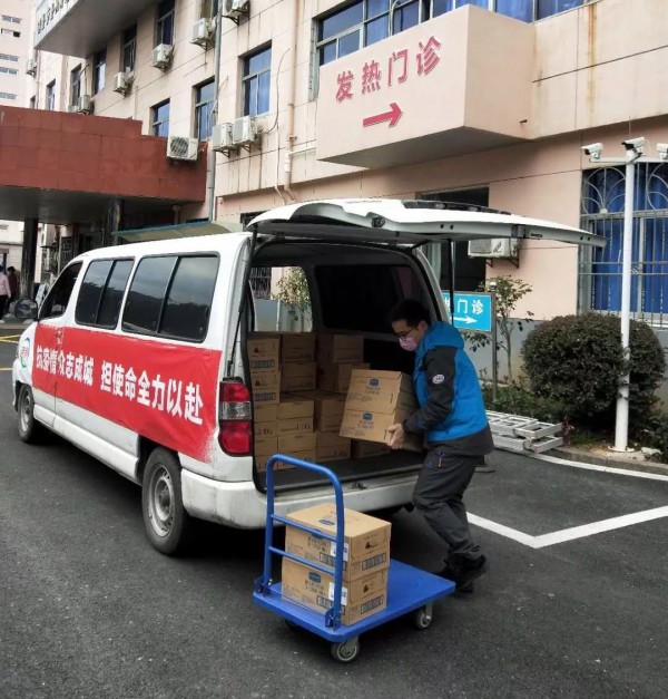 力扛品牌担当  伊利金领冠全渠道“喂”爱而战