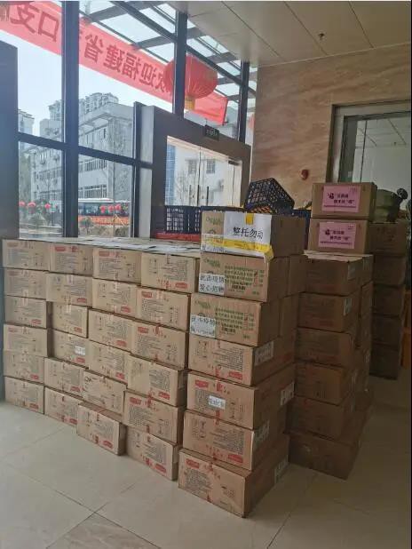 千里传情铸大爱|宜品乳业集团捐赠的第一批物资已送至湖北医院