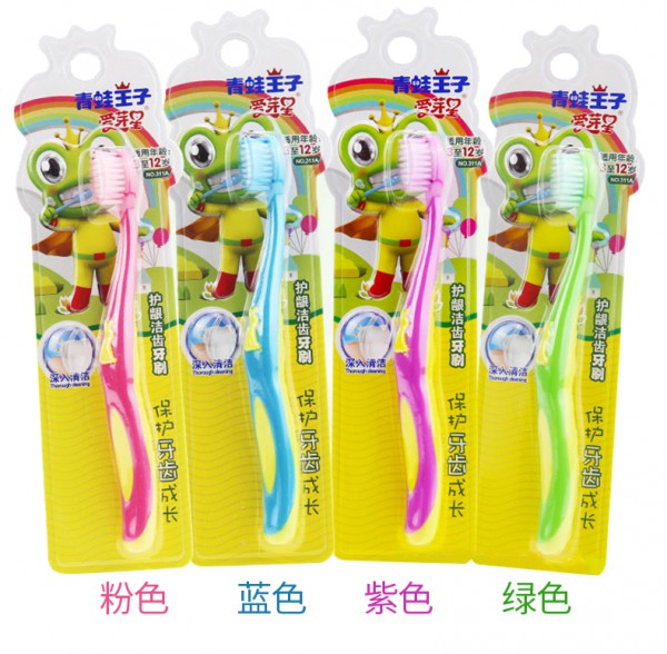 宝宝的牙齿要如何护理    青蛙王子儿童软毛牙刷温和护龈洁齿