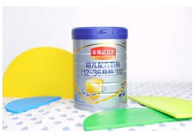伊利金领冠睿护奶粉  科学的配方为宝宝增加抵抗力