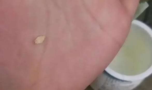 酸奶里发现“虫卵”？刚宣布完4亿A轮融资的简爱奶源安全引争议