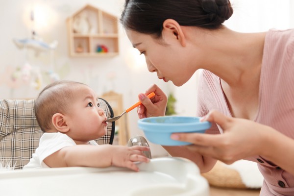 小孩口水巾围嘴选什么品牌好   Bumkins食饭兜家长可放心选购