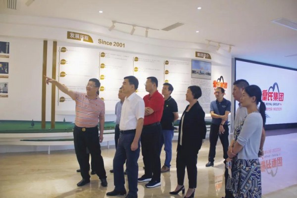 南宁市市委副书记杨维超率调研组一行莅临皇氏集团调研指导
