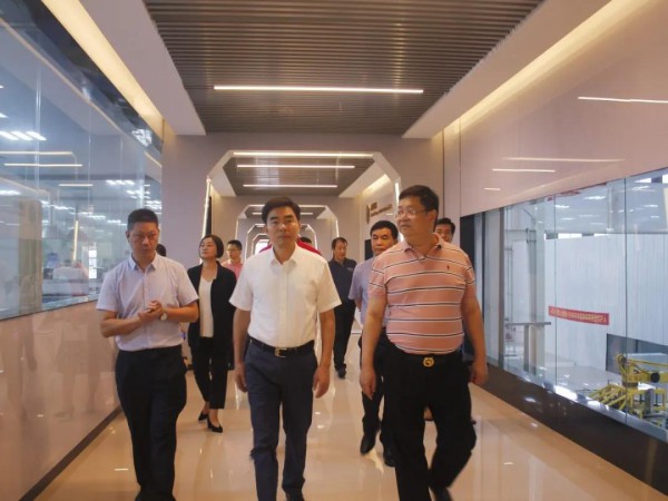 南宁市市委副书记杨维超率调研组一行莅临皇氏集团调研指导