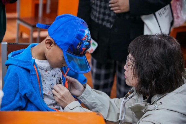 澳优U基金海普诺凯格桑花公益行后记：从西藏到长沙，少年修复了通往健康的“心”路