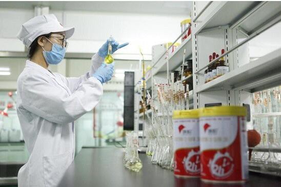 旗帜奶粉实现从挤奶到加工仅需2小时   打造零距离一体化全产业链条