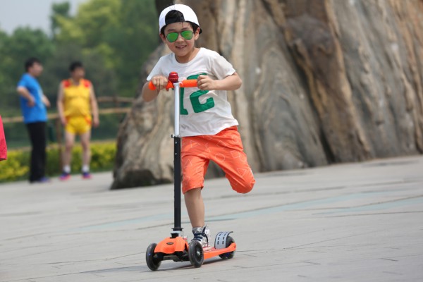 小孩子有必要带墨镜（太阳镜）吗？  长时间带太阳镜的危害