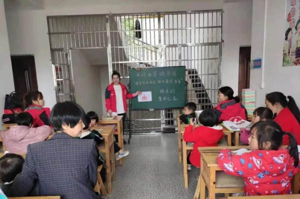 红色小象参与“童伴妈妈”公益活动 关爱留守儿童