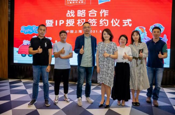 布鲁可与孩之宝强强联手：首推小猪佩奇系列积木