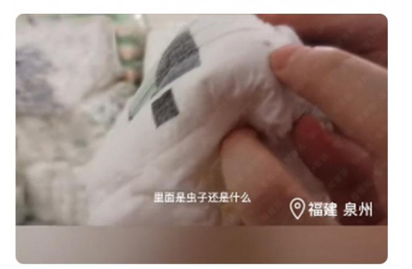婴儿纸尿裤黑作坊被曝光！翻新出售的纸尿裤日销竟高达30万片，引网友愤怒
