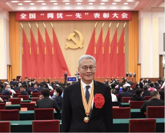 全国“两优一先”表彰大会：君乐宝魏立华、飞鹤乳业获全国表彰