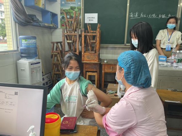 宜宾大观镇12-17周岁学生接种新冠疫苗有序进行中