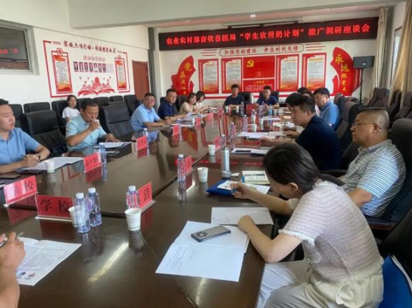 蒙牛乳业(宁夏)有限公司乳制品生产建设项目在灵武产业区奠基开工。