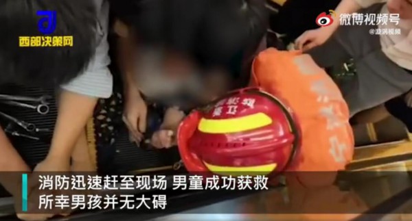 2岁男童穿洞洞鞋脚卡进手扶电梯    儿童穿洞洞鞋哪些危害