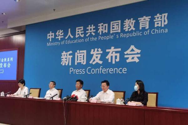教育部回应中青报记者提问：要同步推进青少年近视防控和疫情防控