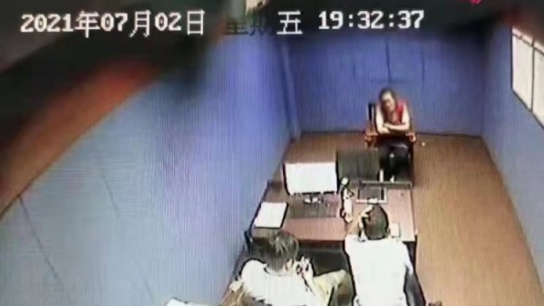 监守自盗丨 浦东警方破获一起盗窃奶粉案，营业员篡改奶粉零售价低价买进再卖出
