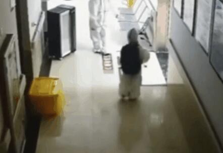 福建泉州多地幼儿园停课  多名幼儿被感染独自在医院检查惹人怜
