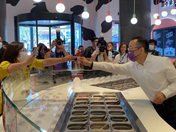 蒙牛CEO卢敏放亲身站台环球度假区冰淇淋店