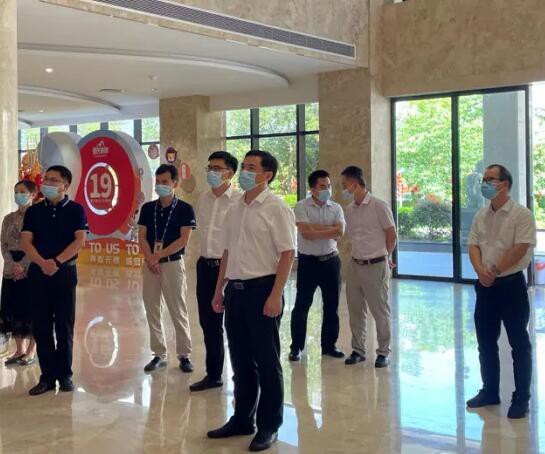 南宁市委常委、秘书长刘胜友莅临皇氏乳业参观调研