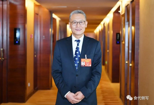 两会代表建言献策，应对奶价波动大、周期性短缺等问题