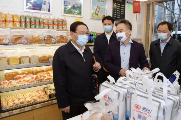 市委书记李强视察光明乳业牛奶棚食品并提出指导意见