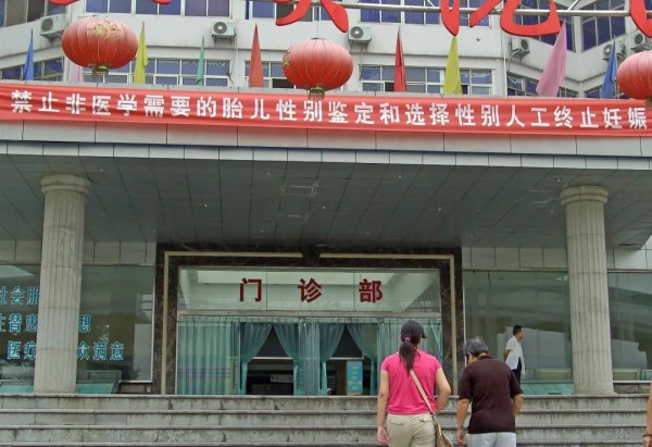 打击“定制胎儿性别”，莫止于拆除广告牌