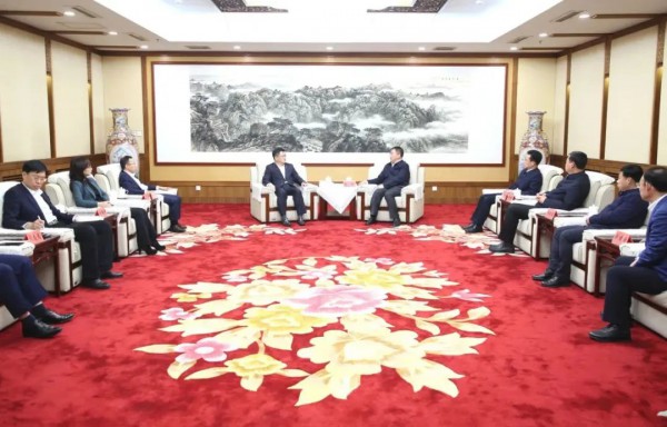 内蒙古自治区党委常委、呼和浩特市委书记包钢会见中粮集团副总裁、蒙牛集团董事长陈朗一行