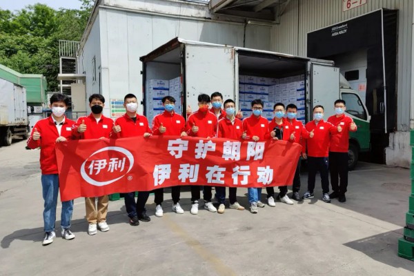 伊利集团为抗击疫情一线的工作人员捐赠矿泉水、牛奶等物资