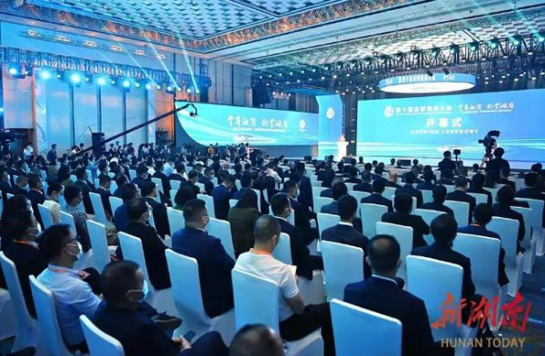 第十届全球湘商大会召开，澳优董事长颜卫彬获颁“新湖南贡献奖”称号