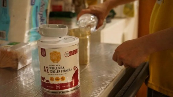 美军机空运35吨奶粉到货，官员坦言“杯水车薪”，孩子要“省着吃”