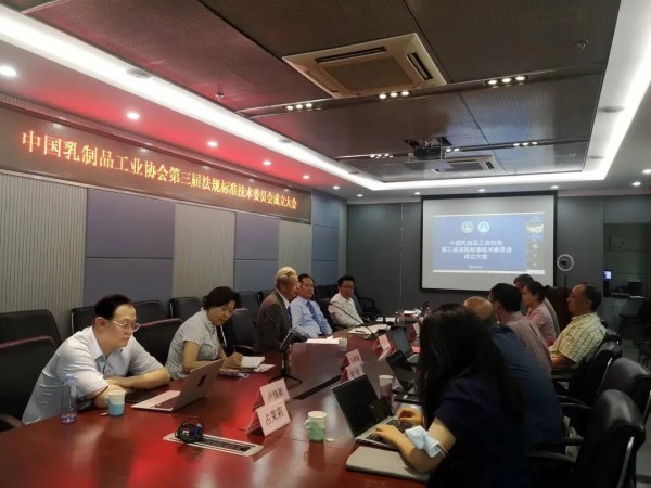生鲜乳价格下降了多少？哪个地方的奶酪完成了地理标志证明商标注册？天润乳业花费超6000万做这件事……