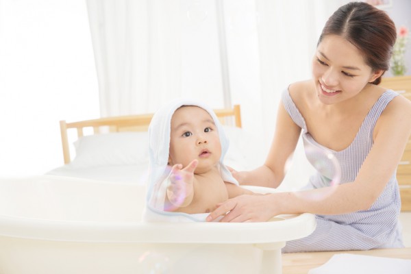 夏天要怎么给小宝宝洗澡呢   鲸鱼泡泡角鲨烷婴儿牛奶沐浴油来教你