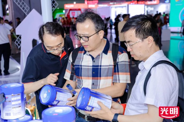 重磅亮相！光明乳业新国标系列产品登台CBME