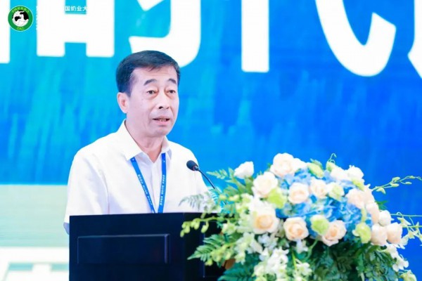 伊利张剑秋、蒙牛卢敏放、君乐宝魏立华、飞鹤冷友斌、现代牧业孙玉刚、优然牧业袁军，在企业经营管理和发展策略方面，有哪些新观点？