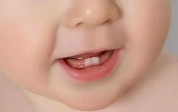 一月黄疸，二月肠绞痛，三月抬头，四月翻身，五月出牙…宝宝必经之路赶紧了解！