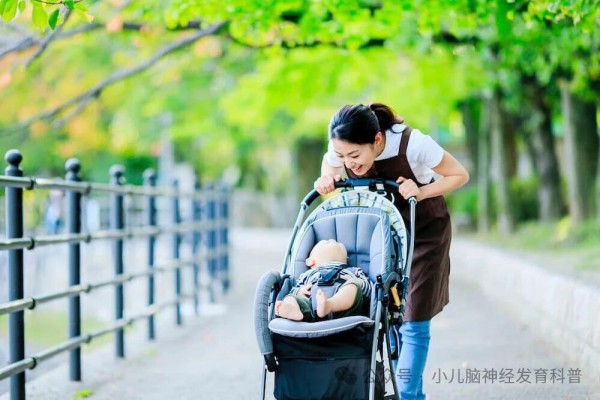 带婴儿宝宝散步的好处何在？外出的注意要点有哪些？