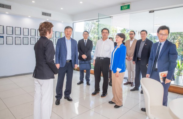 中国驻悉尼总领事馆代表团访问澳药集团 共话医药健康产业未来