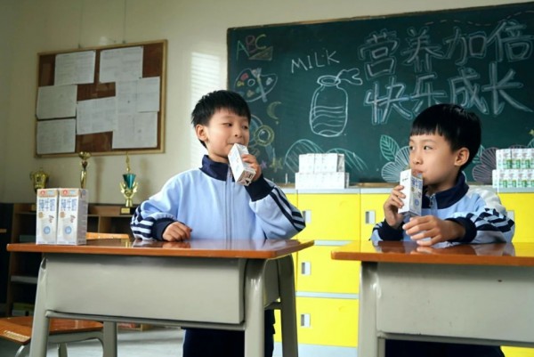 把握成长黄金期，课间好奶成就美好未来