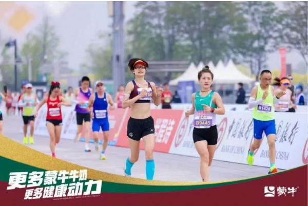 “犇”起来停不住了，蒙牛携手北京半马要强领跑