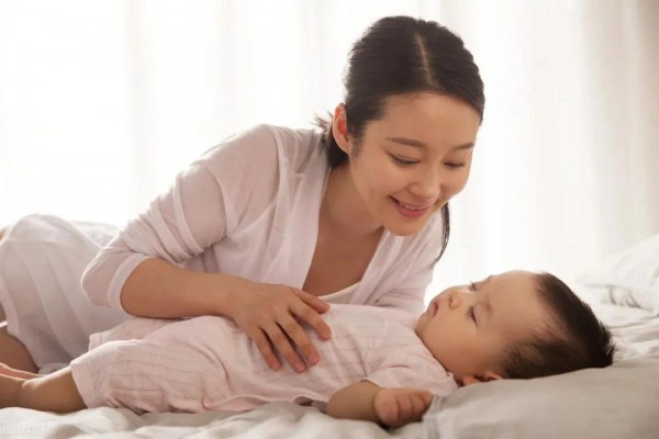 孩子睡觉枕边别放这3样东西，可能导致娃生病，甚至影响发育！