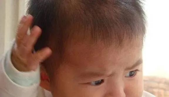 宝宝总是“摇头晃脑”是因为缺钙？宝宝有这2种情况妈妈要重视！