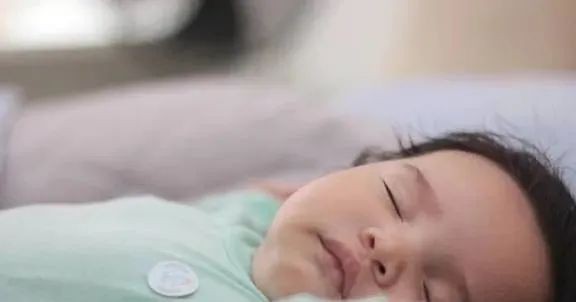宝宝总是“摇头晃脑”是因为缺钙？宝宝有这2种情况妈妈要重视！