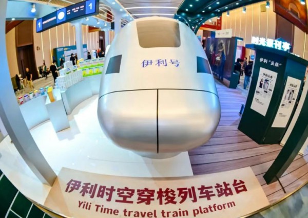 伊周盘点丨FBIF2025惊现“时空列车”数智伊利成“人气王”；“数智伊利创享大师”诞生，AI牛奶宇宙现在开启！