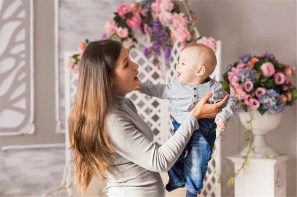 宝宝为啥爱打妈妈的脸？背后藏着这样的婴幼儿心理学！