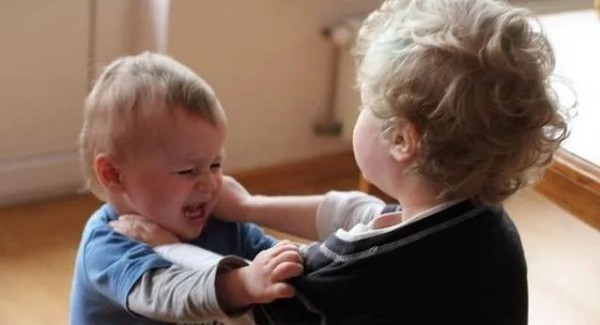 宝宝为啥爱打妈妈的脸？背后藏着这样的婴幼儿心理学！