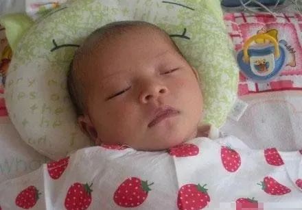 2岁女孩成面瘫，儿科医生：夏天带娃，别做3件事，实在是坑孩子