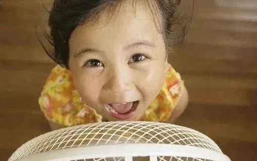 2岁女孩成面瘫，儿科医生：夏天带娃，别做3件事，实在是坑孩子