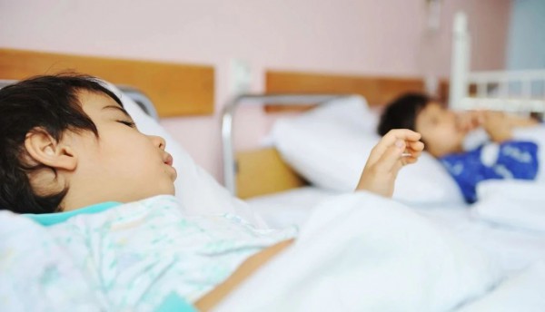“孩子不吃饭，饿一顿就好了”？别再这样做了，害了娃还不自知……
